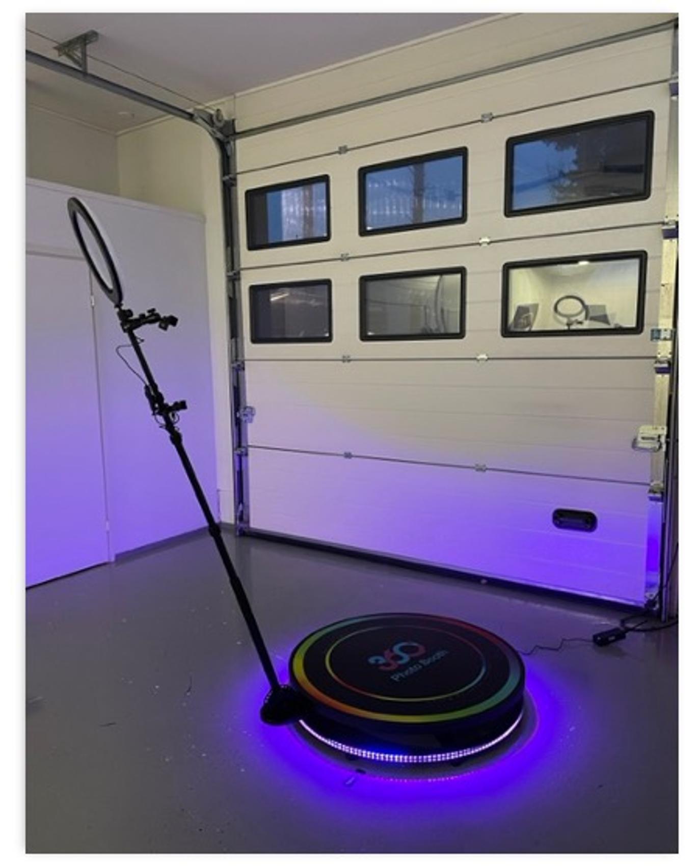 360 Photobooth -py&ouml;riv&auml; videokuvausalusta juhliin ja tapahtumiin.