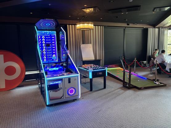 Pelialue tapahtumassa, jossa on valaistu Allstars Basketball -koripallopeli, Crazy Light -reaktiopeli ja Puttmaster-minigolfrata. Tunnelmallinen tila, jossa tapahtumavieraat nauttivat viihteest&auml;.